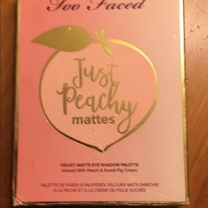 Too faced Just Peachy mattes eyeshadow palette